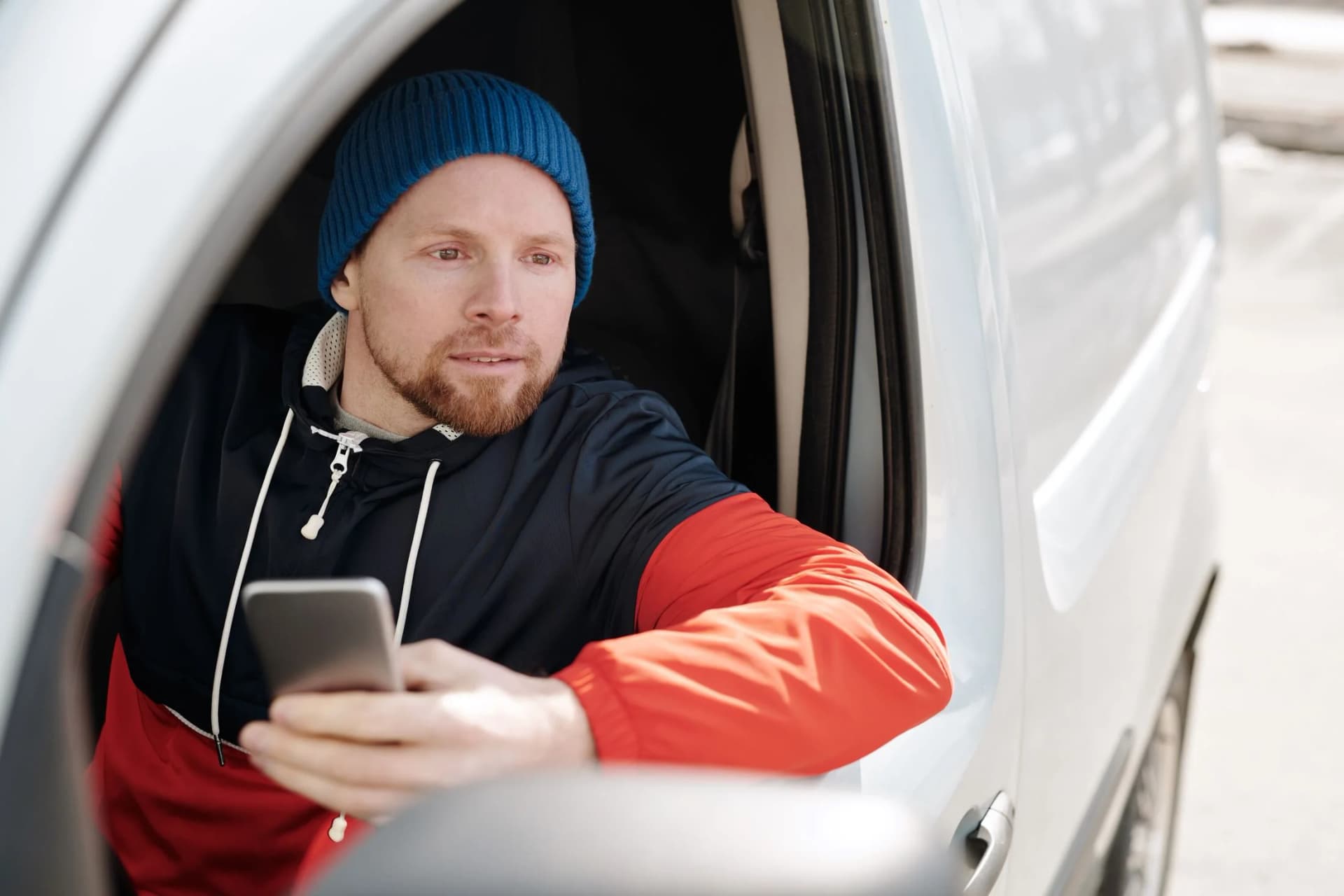 Man met een telefoon in een bus