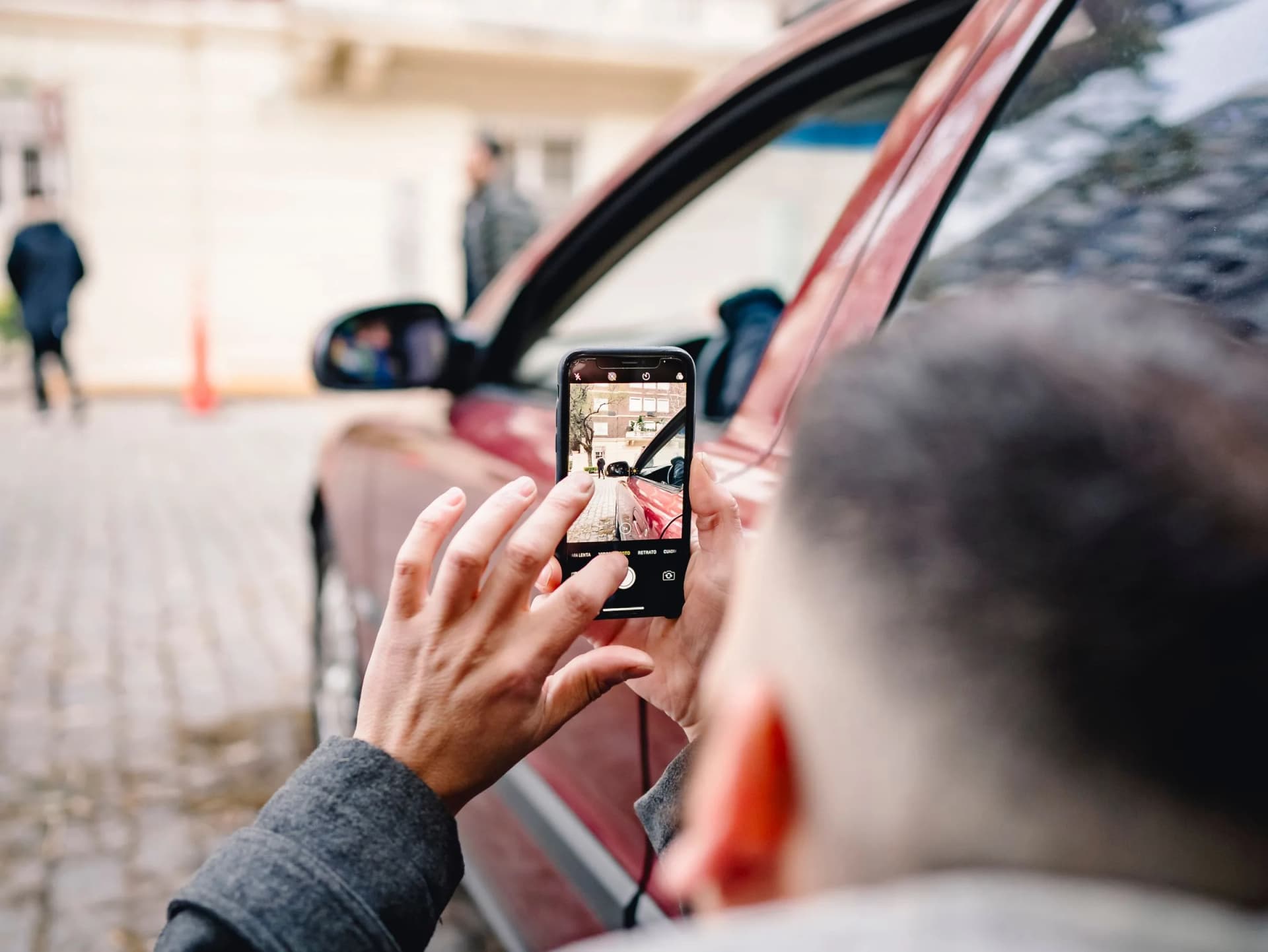 Schade aan een auto fotograferen met een telefoon